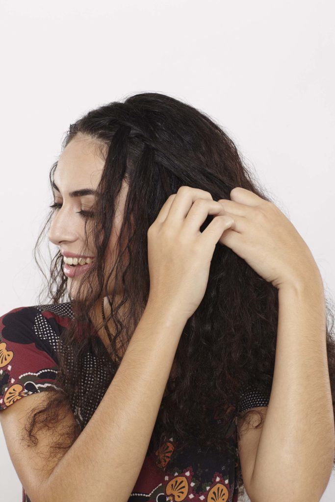 modelo de Trança cascata em cabelo cacheado passo 3