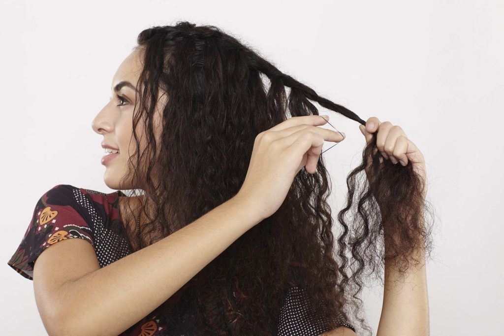 modelo de Trança cascata em cabelo cacheado passo 5