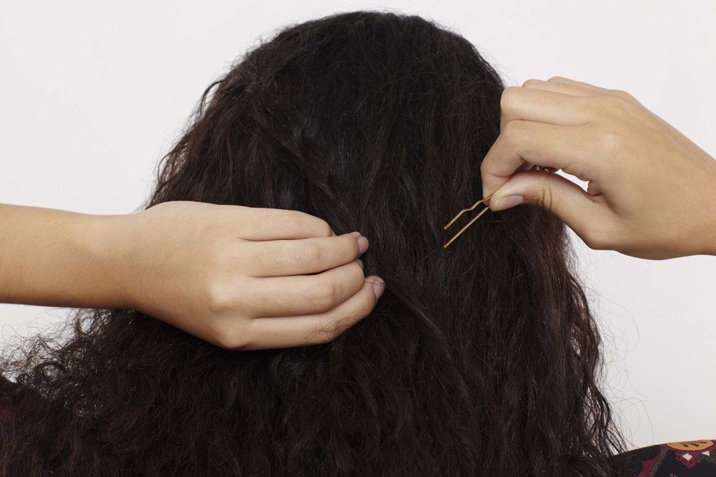 modelo de Trança cascata em cabelo cacheado passo 6