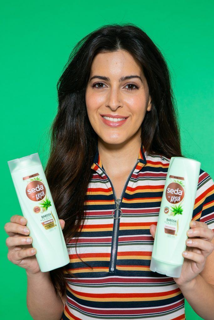 Demonstração de produtos SEDA para preparação do penteado