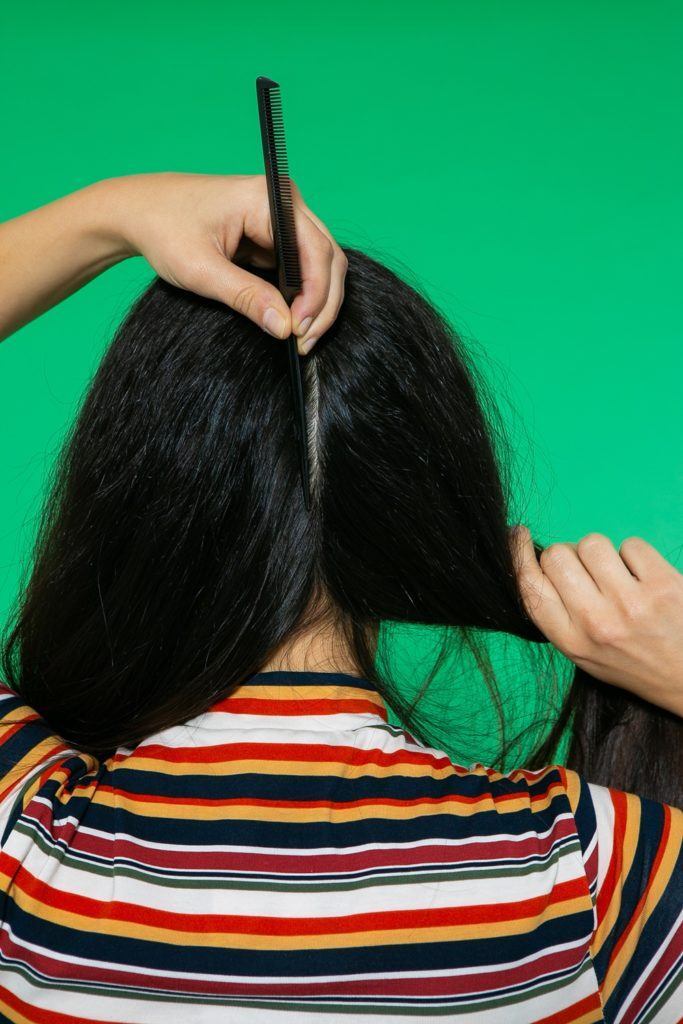Separação de cabelo ao meio