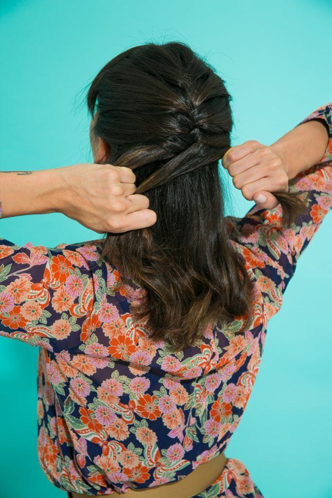 Cabelo curto liso sendo trançado
