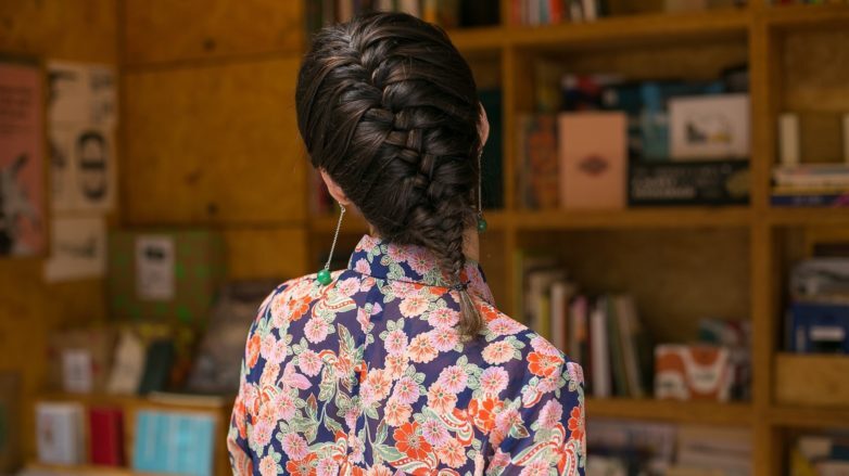 Cabelo liso curto finalizado com trança espinha de peixe