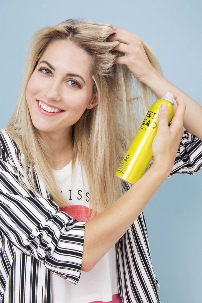 modelo com cabelo loiro ilustrando a matéria sobre trança francesa espinha de peixe