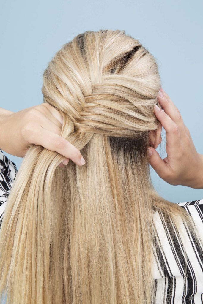 modelo com cabelo loiro ilustrando a matéria sobre trança francesa espinha de peixe
