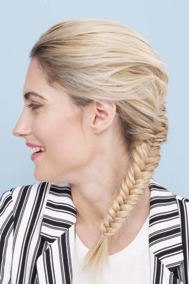 modelo com cabelo loiro ilustrando a matéria sobre trança francesa espinha de peixe