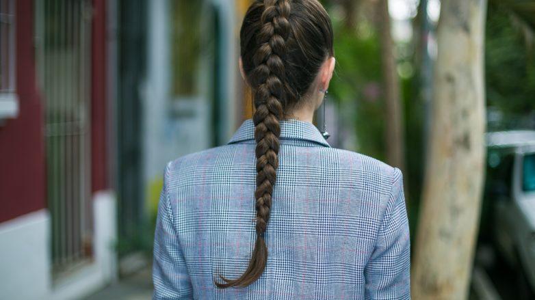 Cabelo liso finalizado com trança invertida