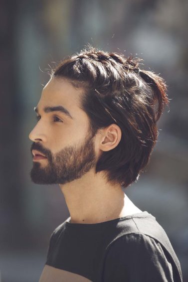 Homem usa trança masculina, ao ar livre