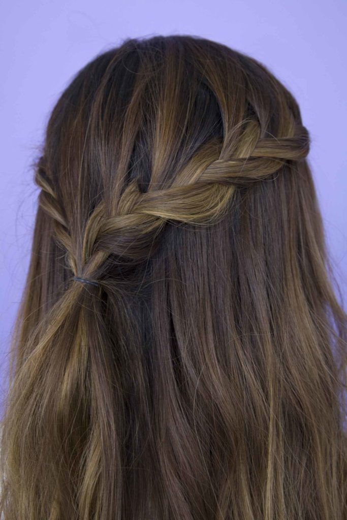modelo de tranças para cabelo curto semipreso com trança cascata