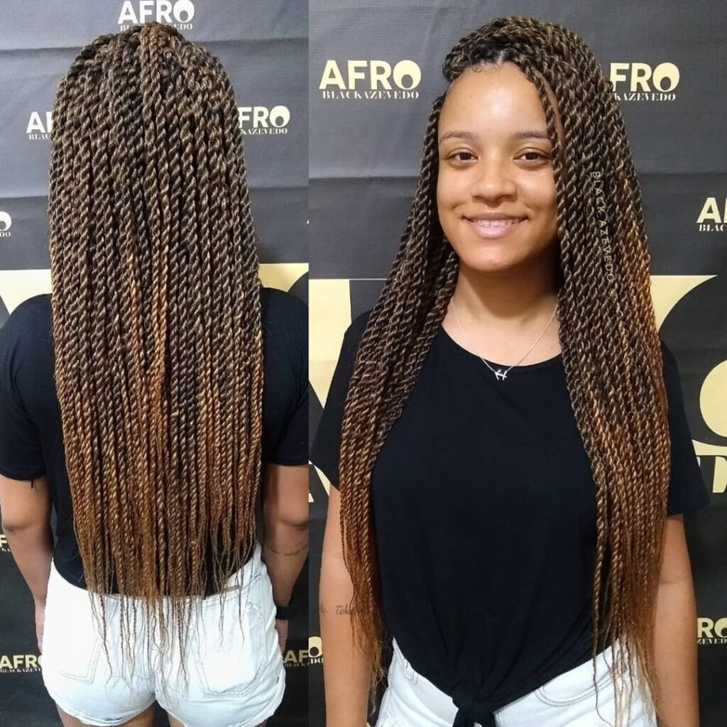 Foto frente e verso de trança twist fina no cabelo castanho com luzes nas pontas