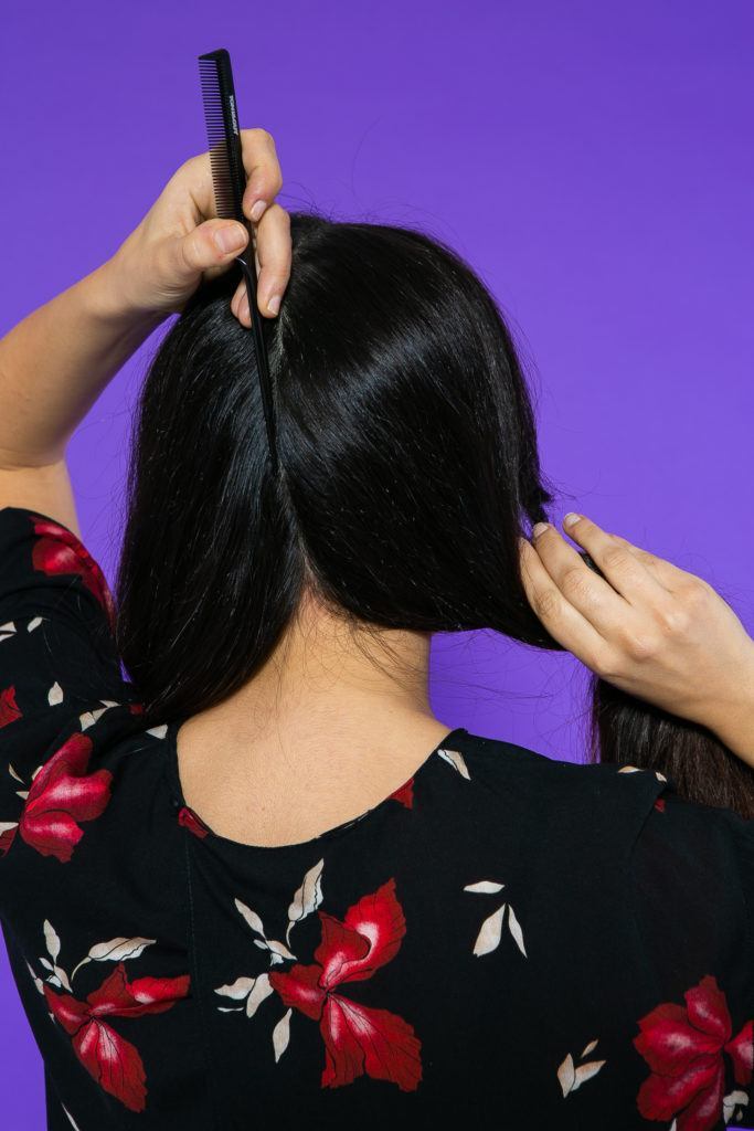 Cabelo dividido ao meio na cabeça inteira