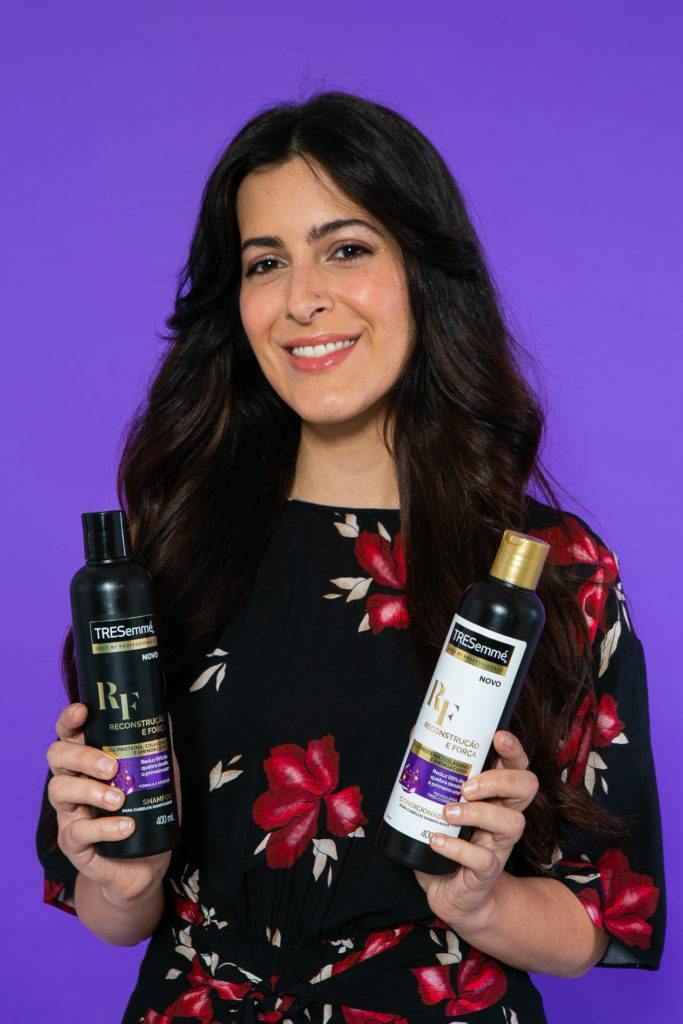 Demonstração de produtos tresemmé para preparação do penteado