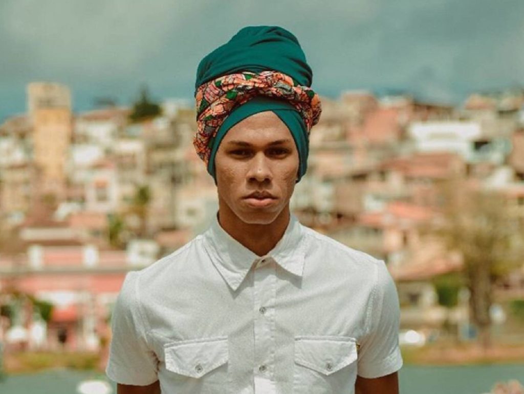 Cabelo crespo masculino com turbante