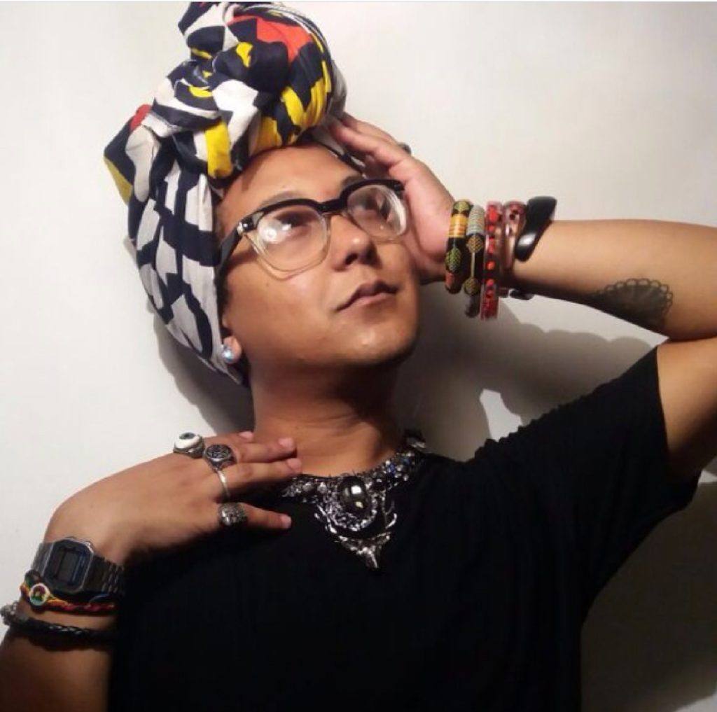 Cabelo crespo masculino com turbante