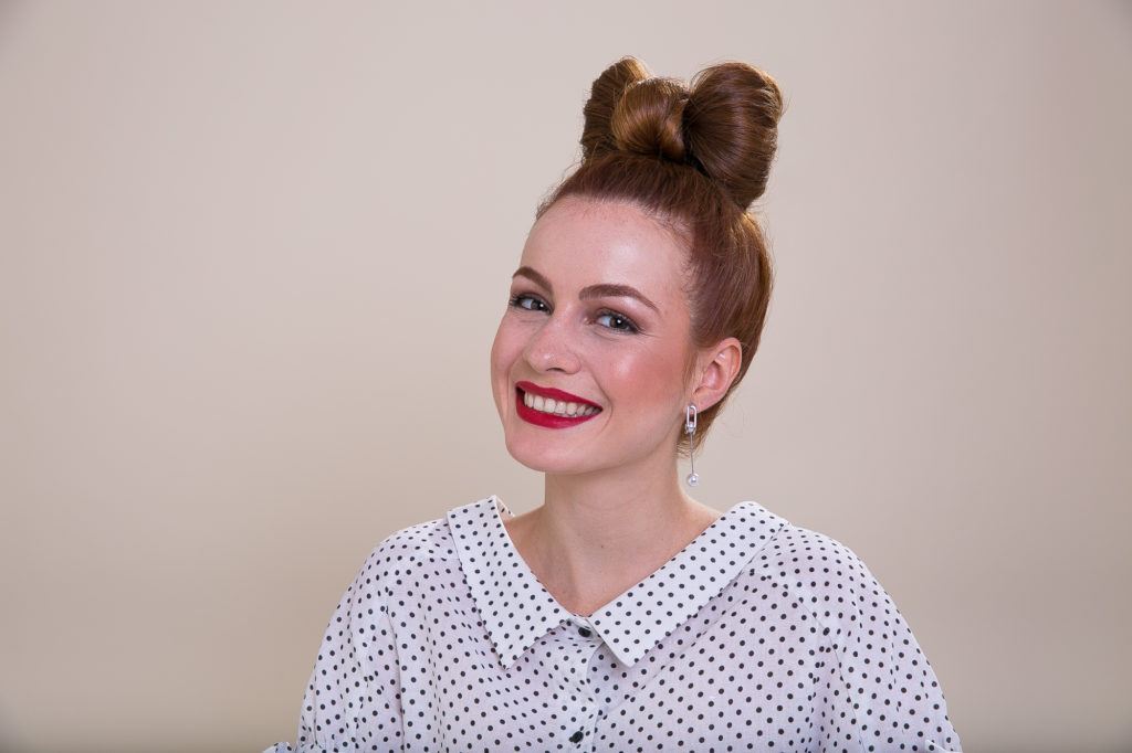 Cabelo liso preso com coque de laço