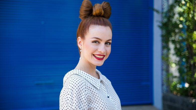 Cabelo liso preso com coque de laço