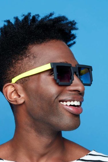 Homem usa high top fade com cachos definidos