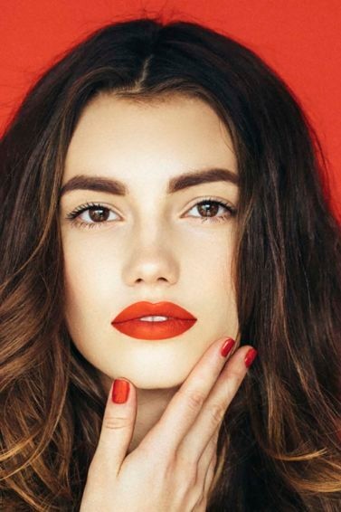 mulher usa cabelo com layage e tem o cabelo com efeito 3D