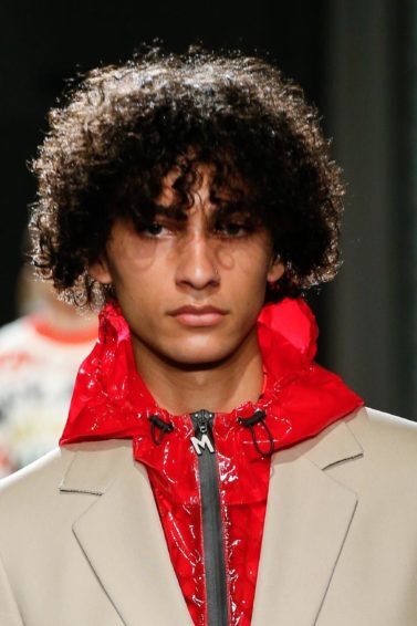 modelo com cabelo cacheado ilustrando a matéria sobre leave in masculino