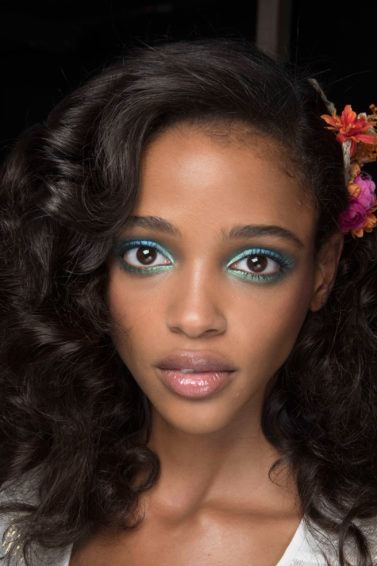 Modeladores de cachos: modelo com cabelo cacheado