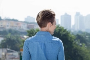 Mulher com moicano em cabelo curto