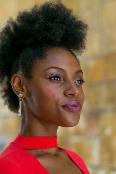 modelo de cabelo afro com penteado moicano
