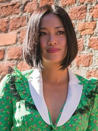 modelo de óleo vegetal no cabelo liso