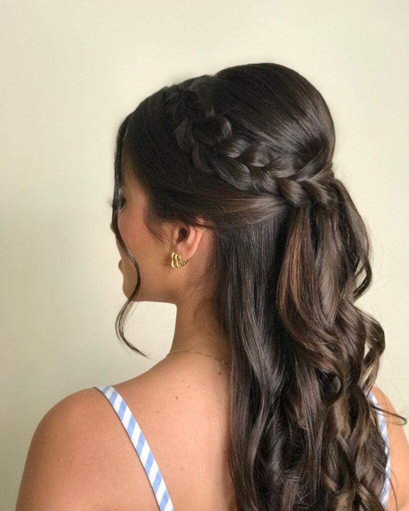penteado-para-madrinha-com-topete-trança-e-cachos