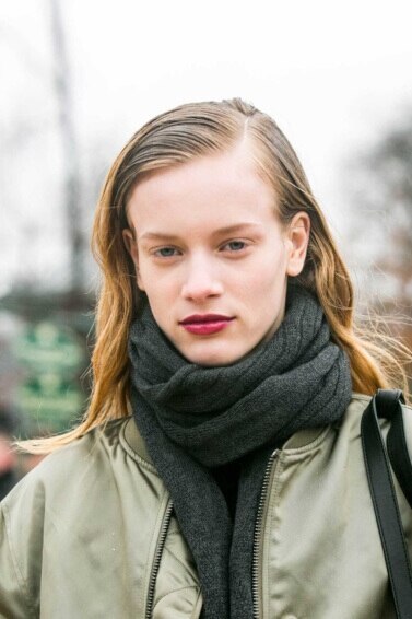 modelo com penteado lateral um penteado minimalista