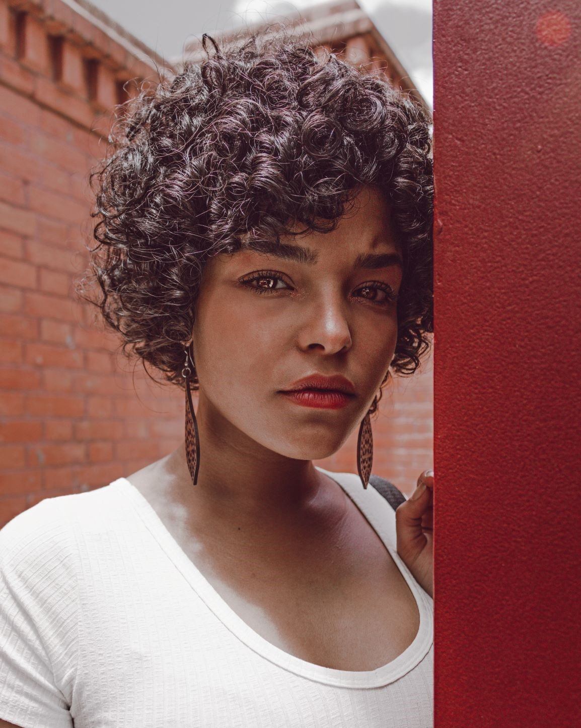 Cabelo cacheado curto: guia de cortes e penteados tendência