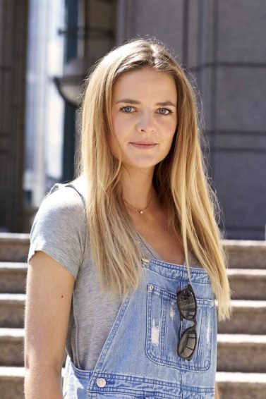 modelo com cabelo que fez pré-lavagem