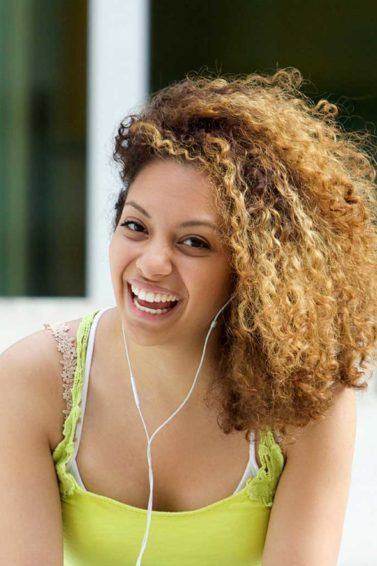 Prolongar a cor dos crespos: modelo com cabelo crespo loiro