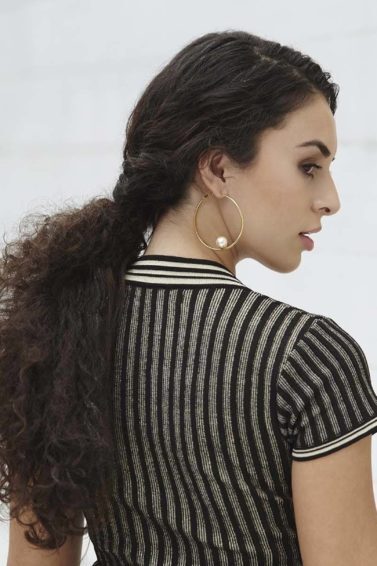 modelo de rabo de cavalo torcido para cabelo cacheado