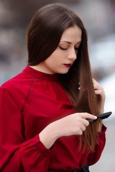 modelo com cabelo liso comprido ilustrando a matéria sobre os radicais livres do cabelo