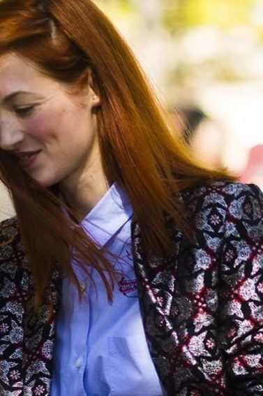 Mulher branca usa jaqueta brilhante e cabelo ruivo nude