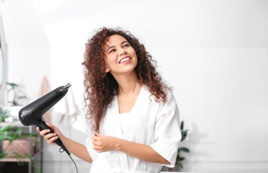 Como secar cabelos cacheados sem difusor usando o secador normal?