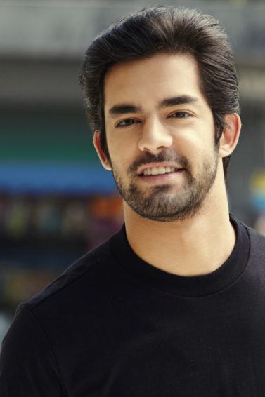Homem com cabelos e barba pretos