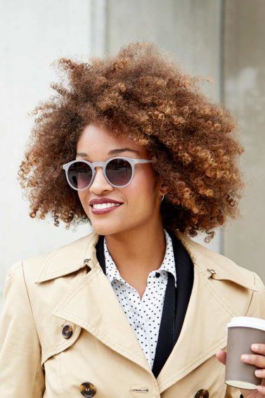 modelo com cabelo crespo ilustrando a matéria sobre secar o cabelo com toalha de papel