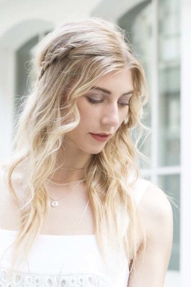 modelo com cabelo loiro com Semipreso de trança com ondas