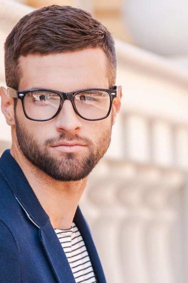 modelo com cabelo curto ilustrando a matéria sobre shampoo 3 em 1 masculino