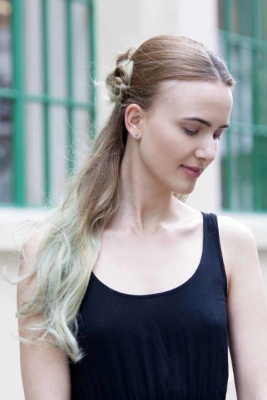 Mulher com cabelo loiro parcialmente pintado de azul ilustra matéria sobre temperamentos no visagismo