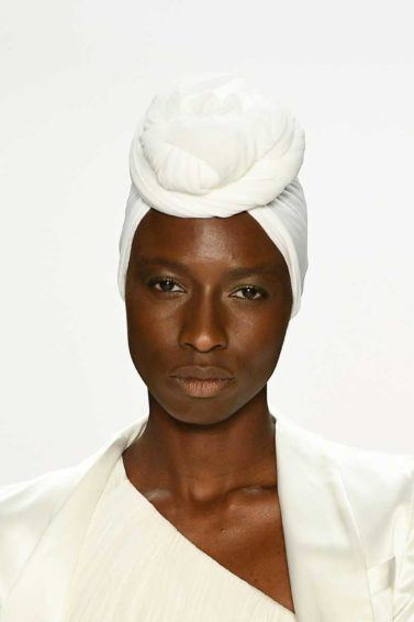 modelo com turbante no crespo longo
