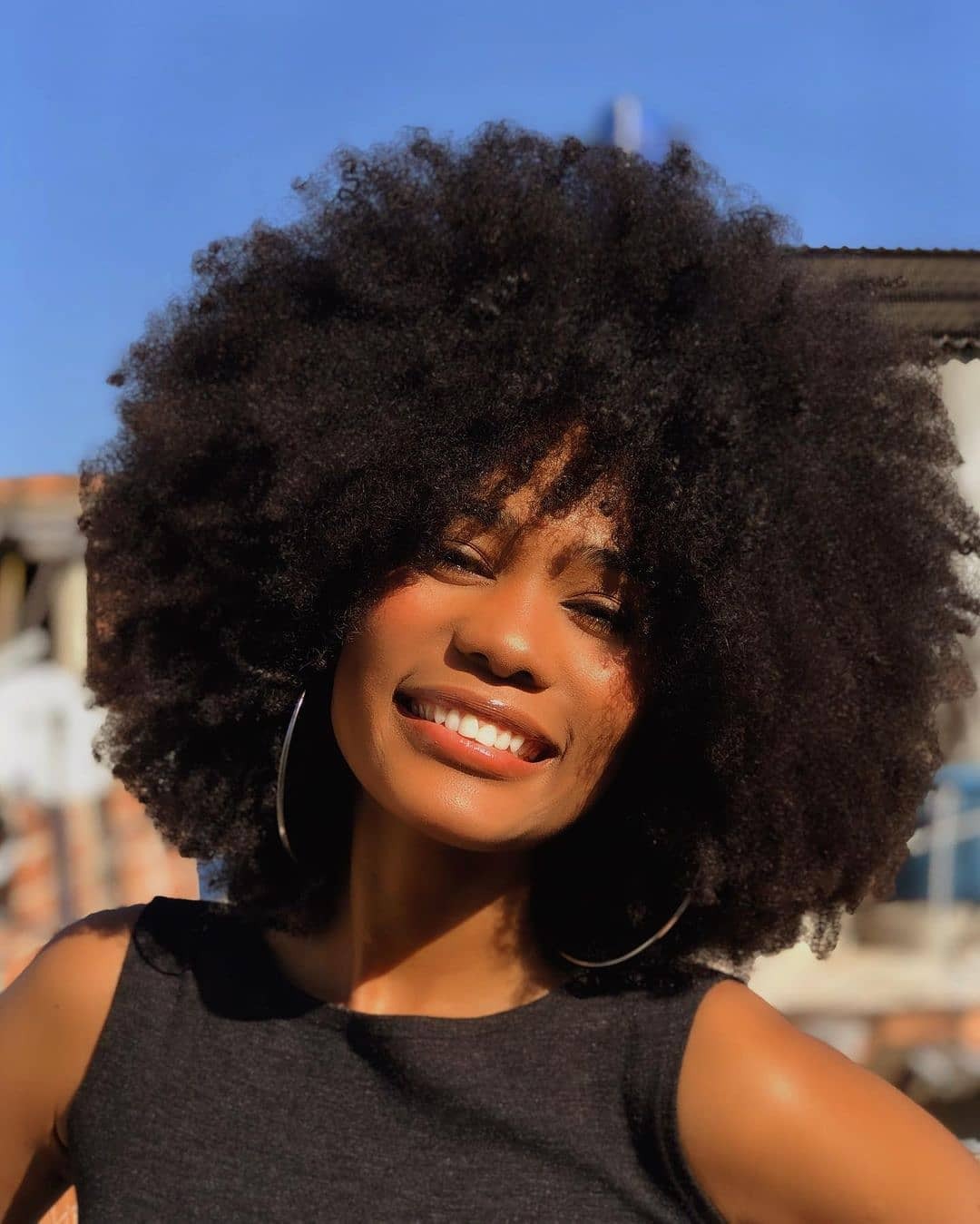 Mulher com black power no cabelo 4B