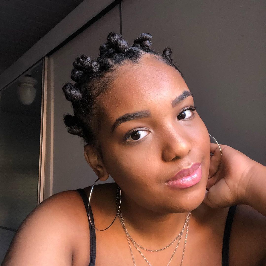 Mulher com coquinhos para texturizar o cabelo crespo