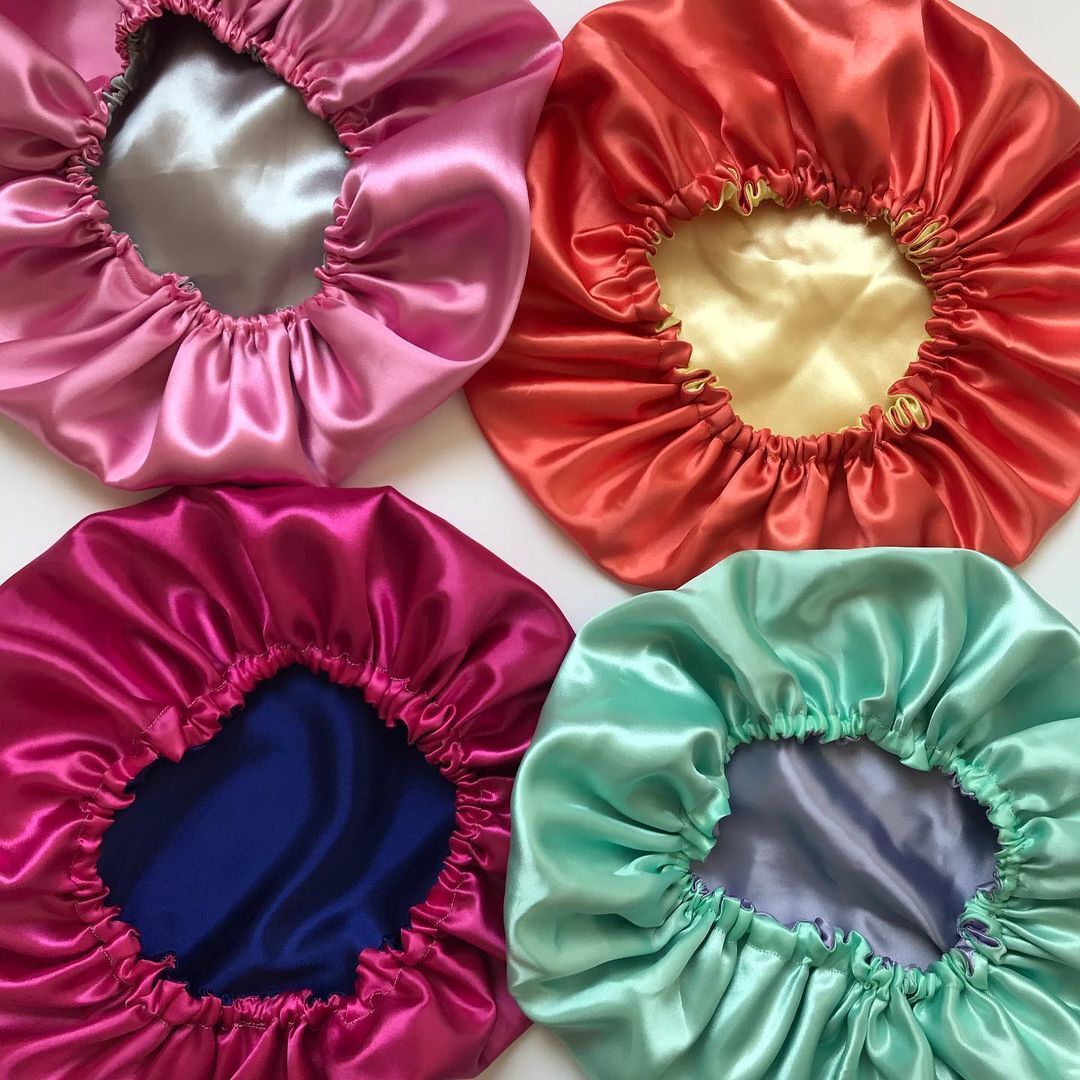 Foto de quatro toucas de catim: rosa-claro, vermelho, rosa-escuro e verde