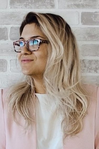 mulher com cabelo loiro liso e longo