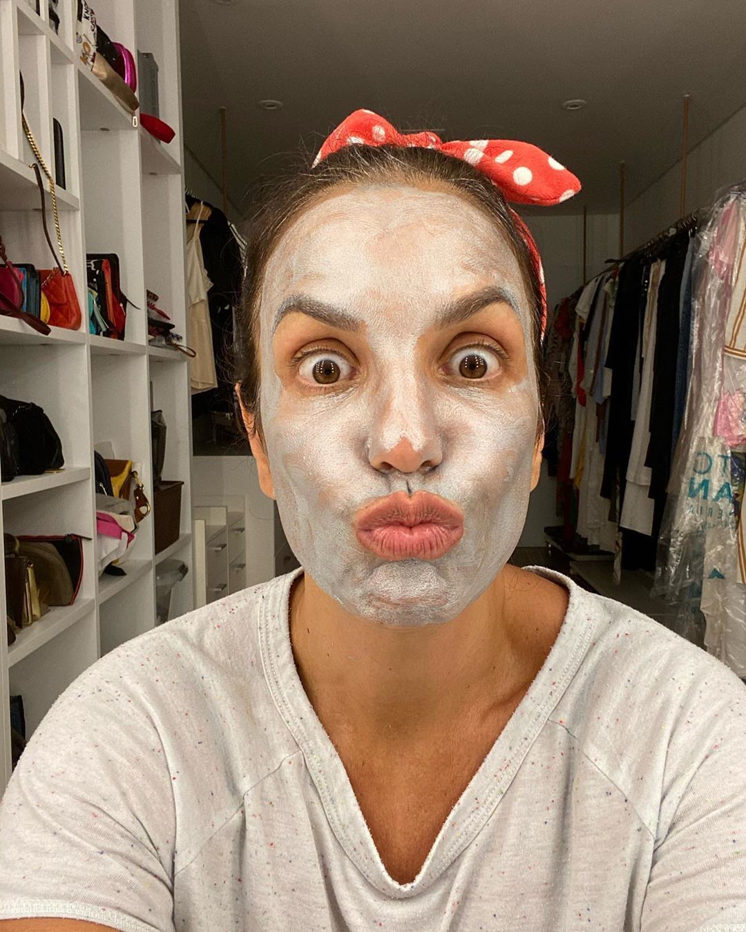 mulher com máscara facial e faixa no cabelo