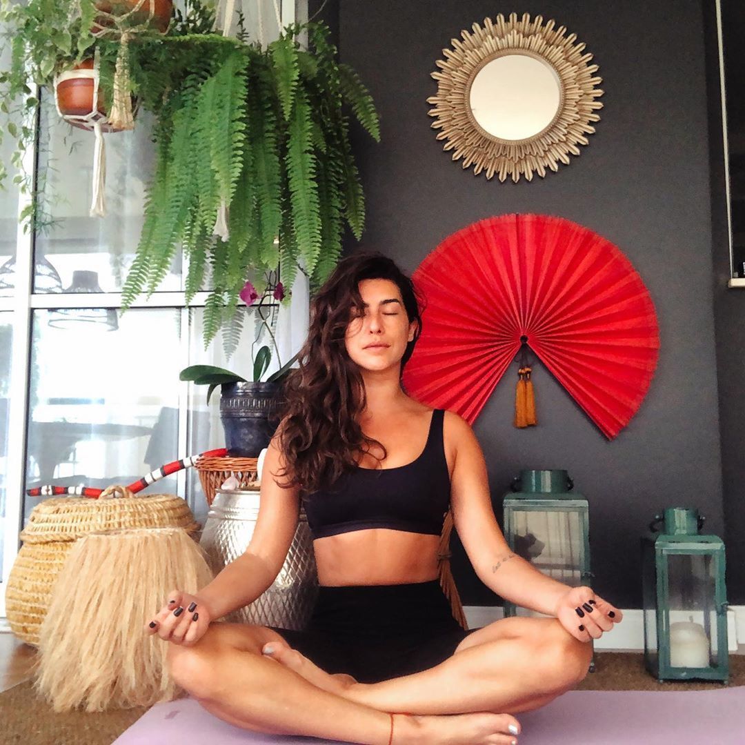 mulher meditando com cabelo solto ondulado