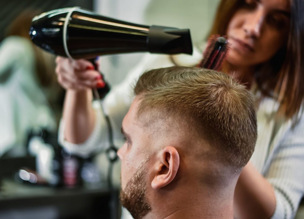 Cortes de cabelo masculino para fios lisos e finos: dicas e fotos