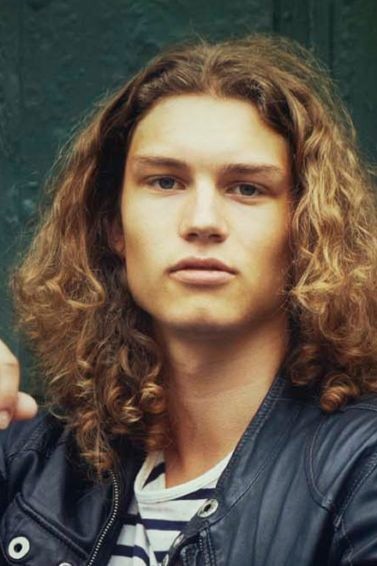 modelo com cabelo masculino longo cacheado castanho